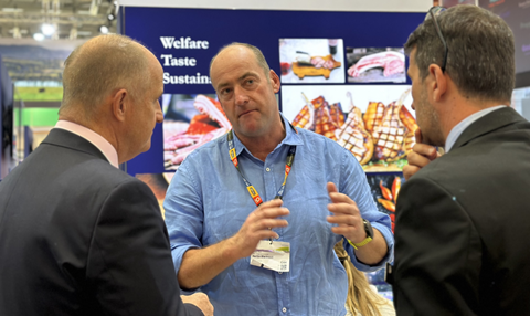 Minister KevinHollinrake speaking to a Pork exporter on the AHDB red meat stand Copy 