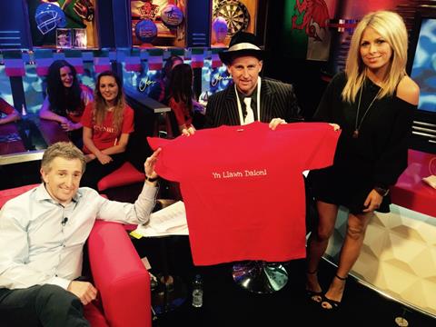 The campaign received support from the presenters of S4C’s rugby chat show, Jonathan (Jonathan Davies, Nigel Owens and Sarra Elgan). 